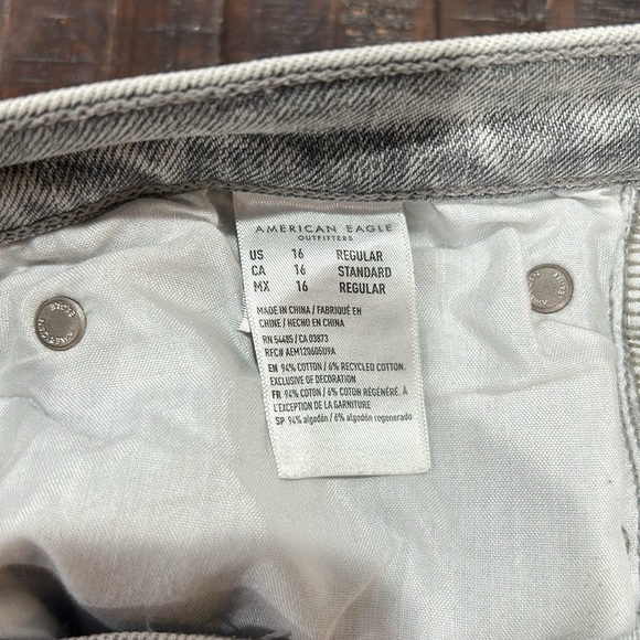 American Eagle Gray High-Waisted Mom Jeans with Holes - Picture 4 of 4
